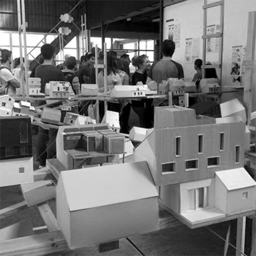 L’ exposition sur l’extension et la surélévation a été réalisée par le CAUE de la Sarthe dans le cadre des deux éditions de son festival Petites Machines à Habiter, consacré à la petite architecture.