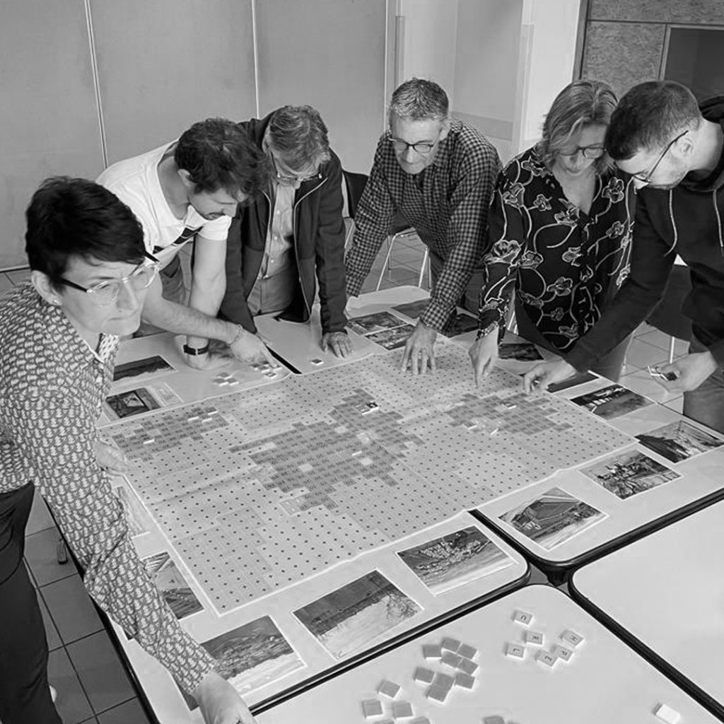 Participez à un atelier ludique et collaboratif pour découvrir les enjeux de la sobriété foncière et imaginer collectivement des solutions d’aménagement plus durables.